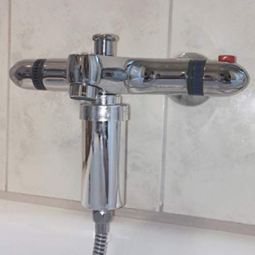 Duschfilter installiert an einer Badewannenarmatur mit Thermostat