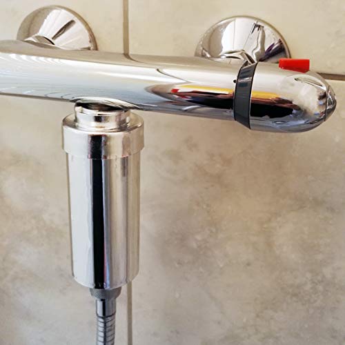 Duschfilter installiert an einer Duscharmatur mit Thermostat